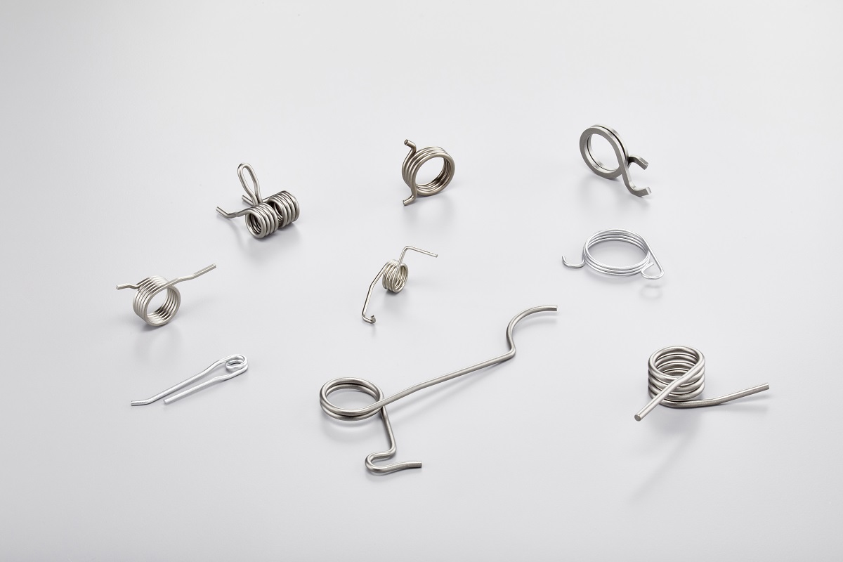 Schenkelfeder mit mehrdimensionalen Endenausführung Schenkelfeder mit mehrdimensionalen Endenausführung